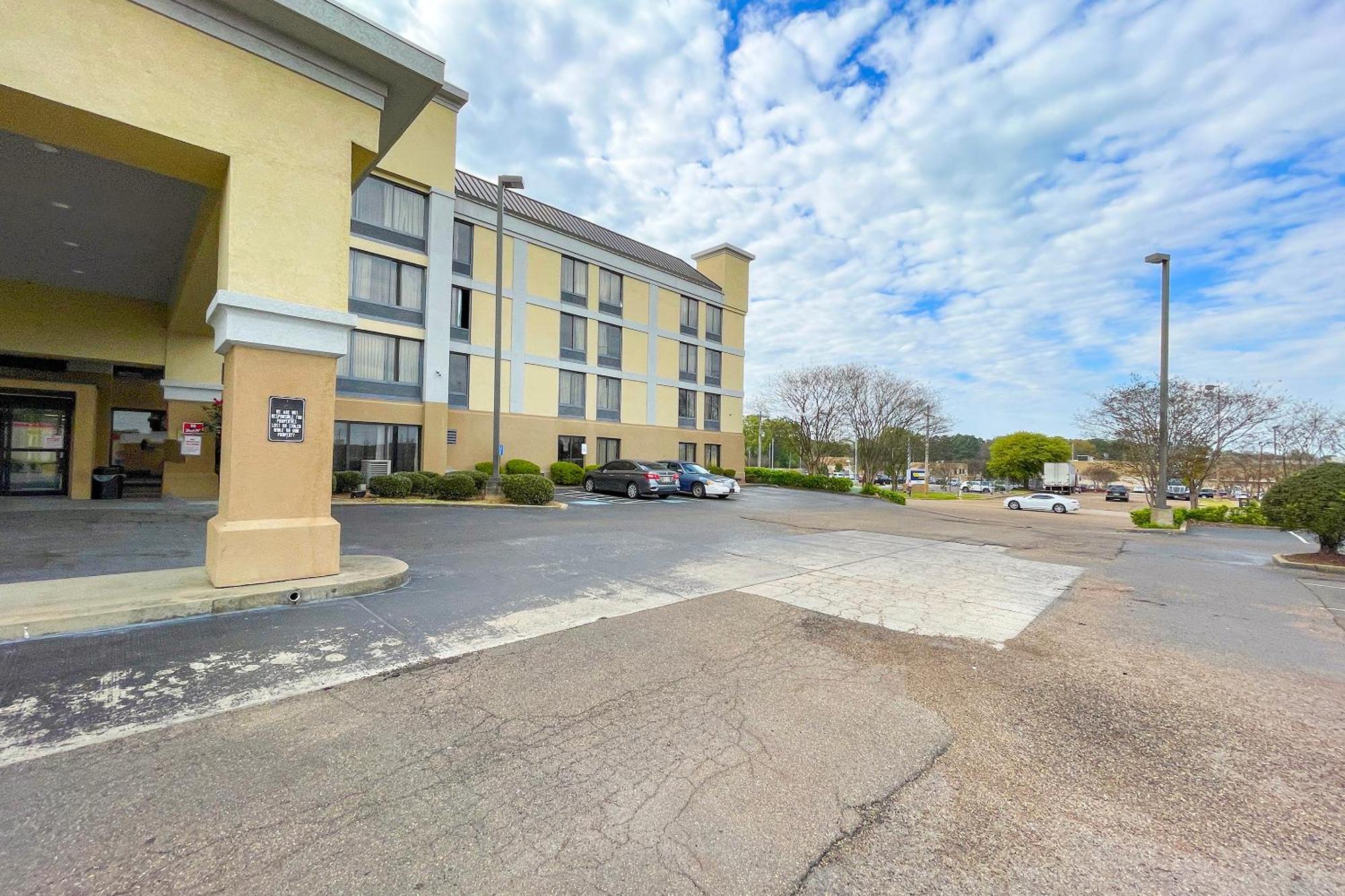 Oyo Townhouse Jackson - Ridgeland Hotell Exteriör bild