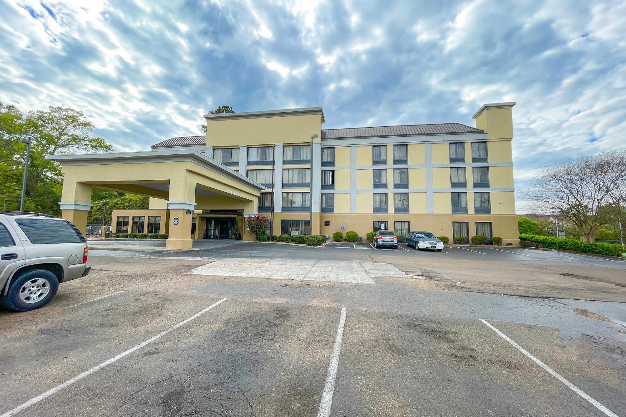 Oyo Townhouse Jackson - Ridgeland Hotell Exteriör bild